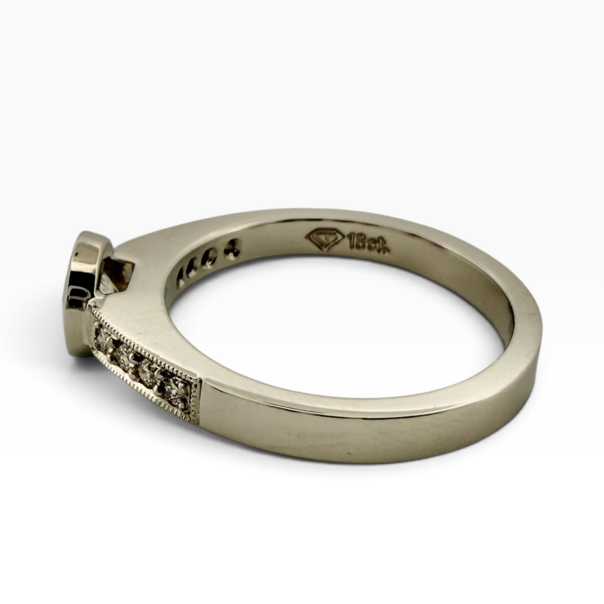 Diamond solitaire ring with accented shoulders