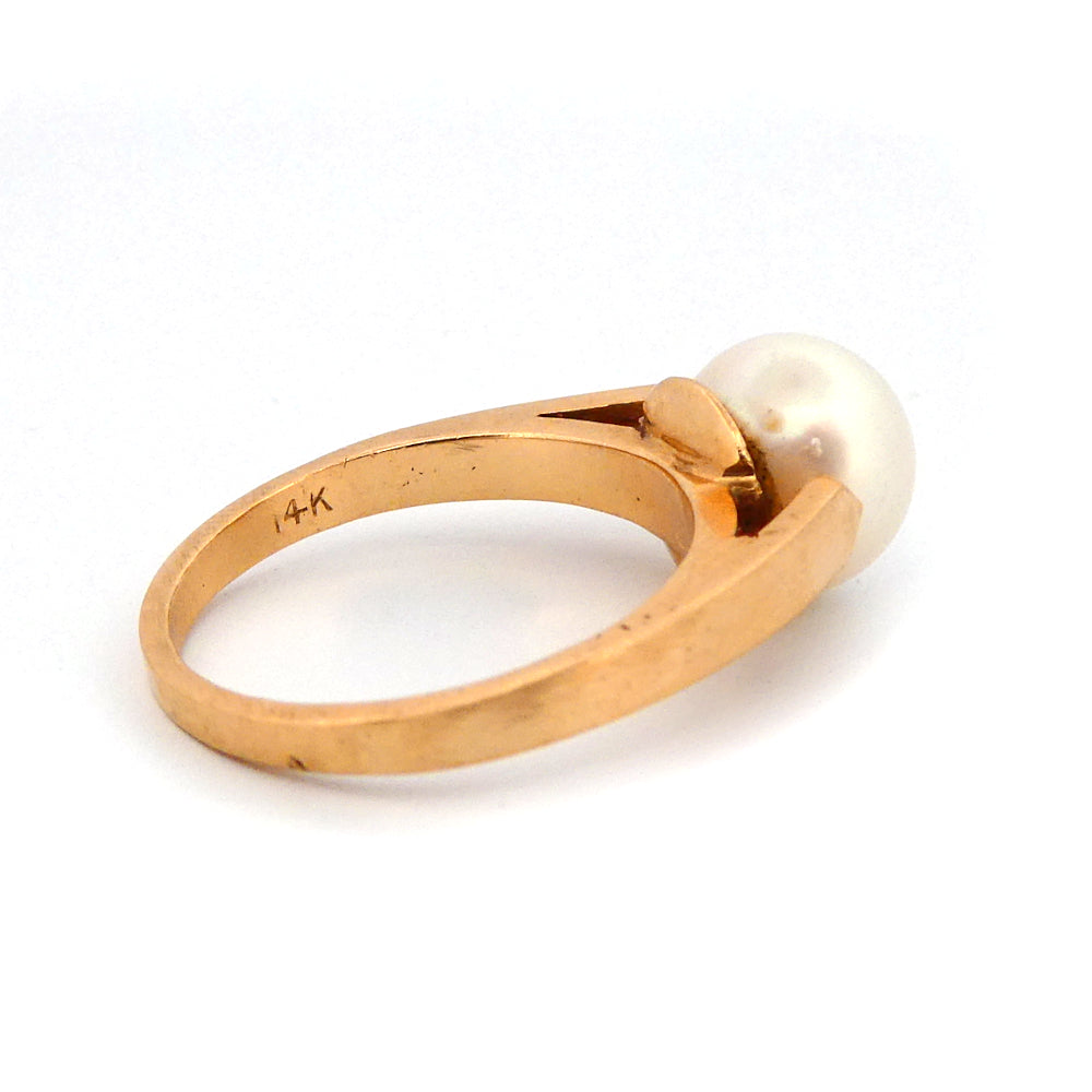 A cultured pearl dress ring