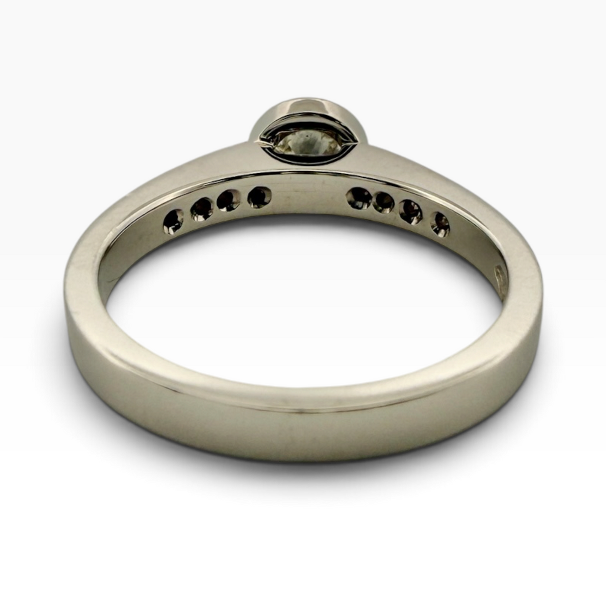 Diamond solitaire ring with accented shoulders