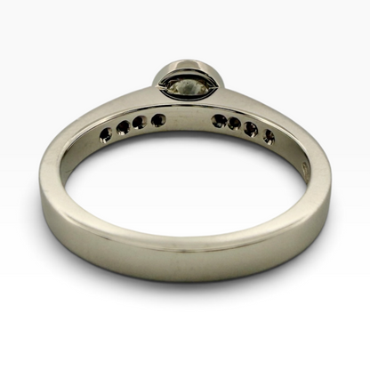 Diamond solitaire ring with accented shoulders