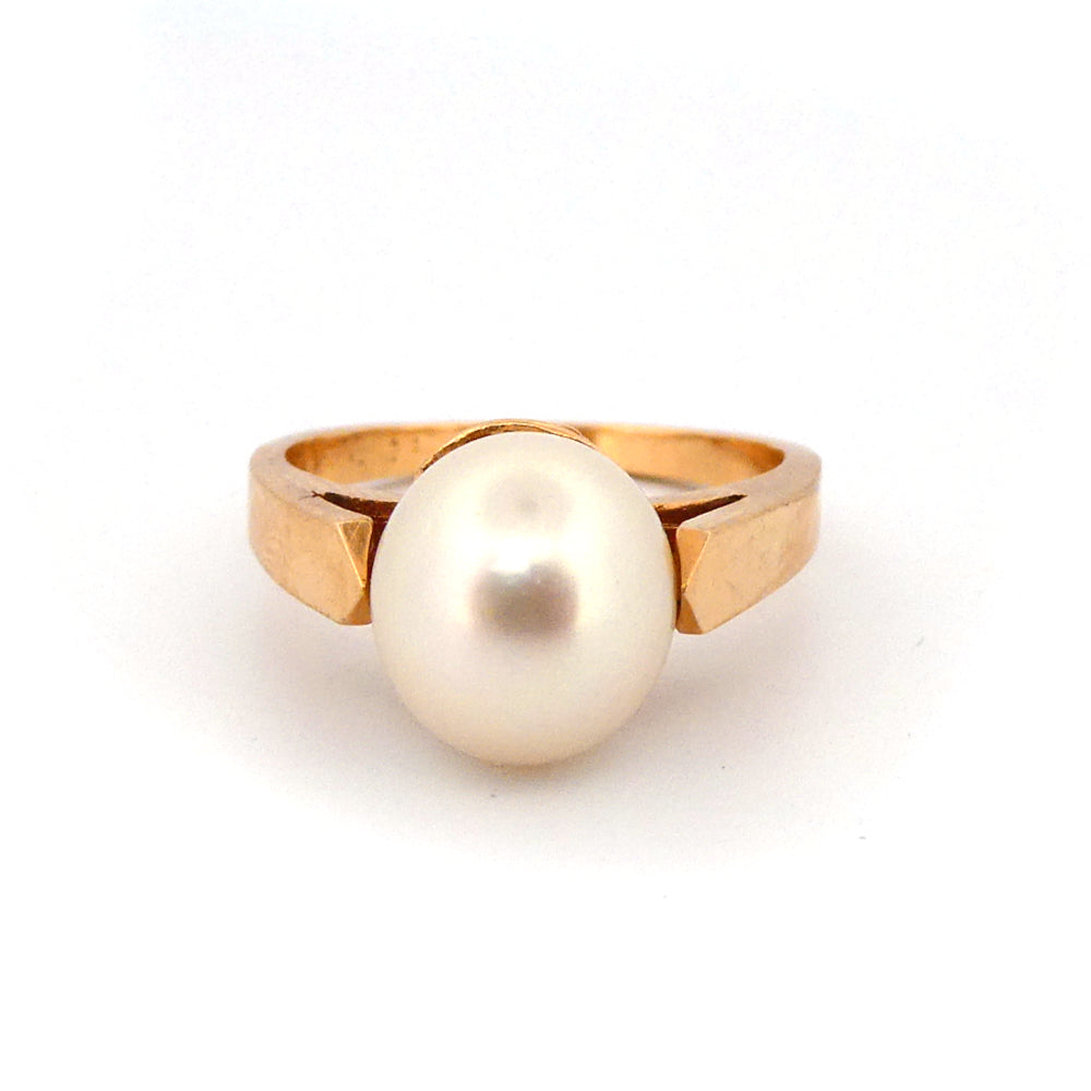 A cultured pearl dress ring