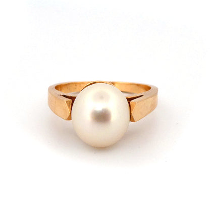 A cultured pearl dress ring