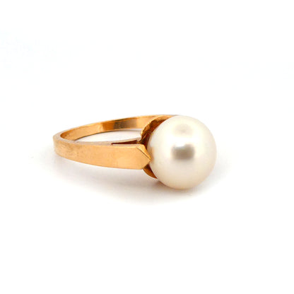 A cultured pearl dress ring
